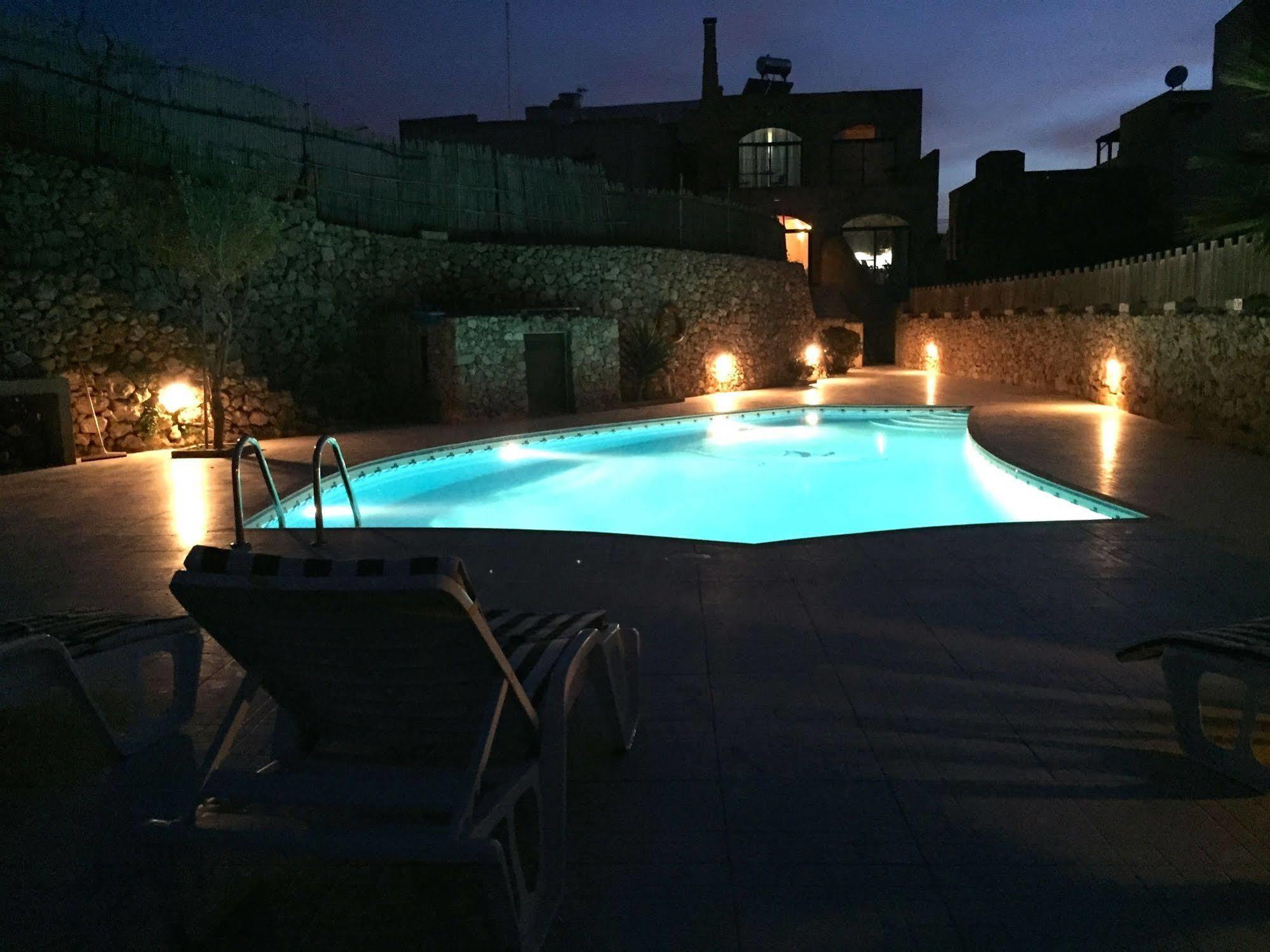 Ellie Boo Bed & Breakfast Вікторія Екстер'єр фото